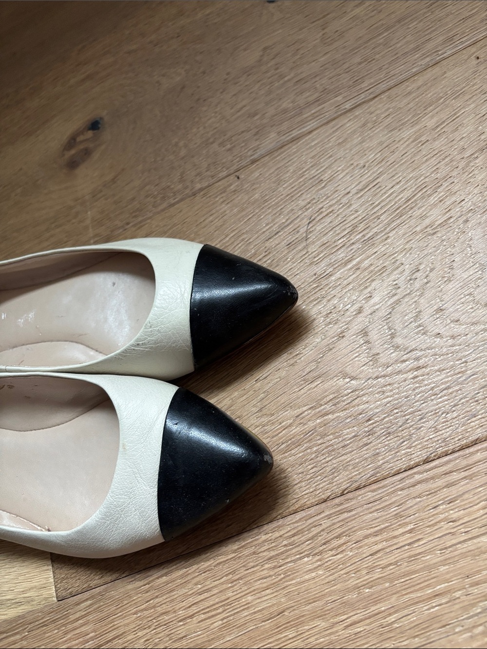 Banana Republic Two-Tone Pointed Toe Ballet Flats in Cream and Black size 7 - Picture 2 of 4